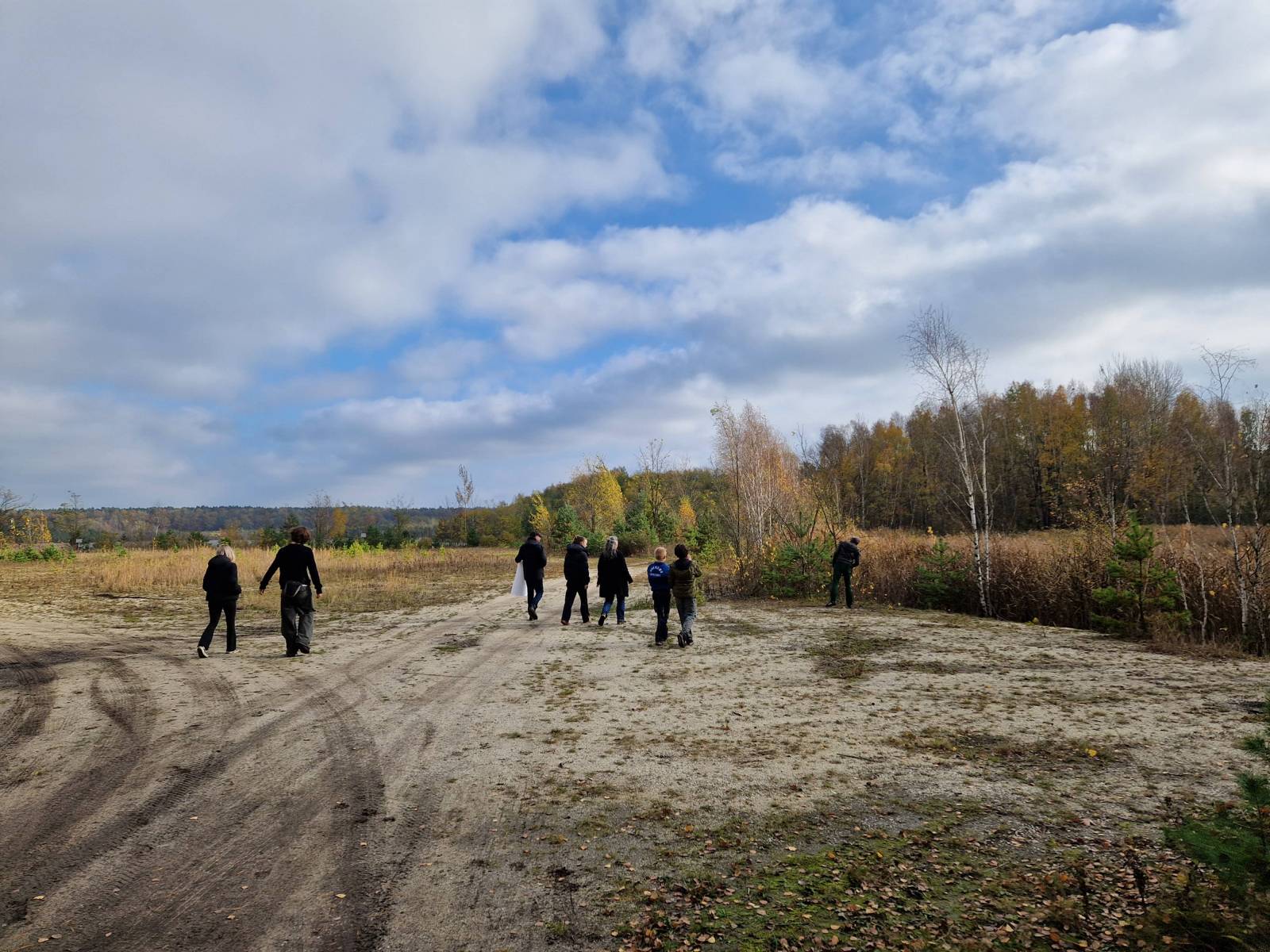 Gruppe wandert durch Landschaft