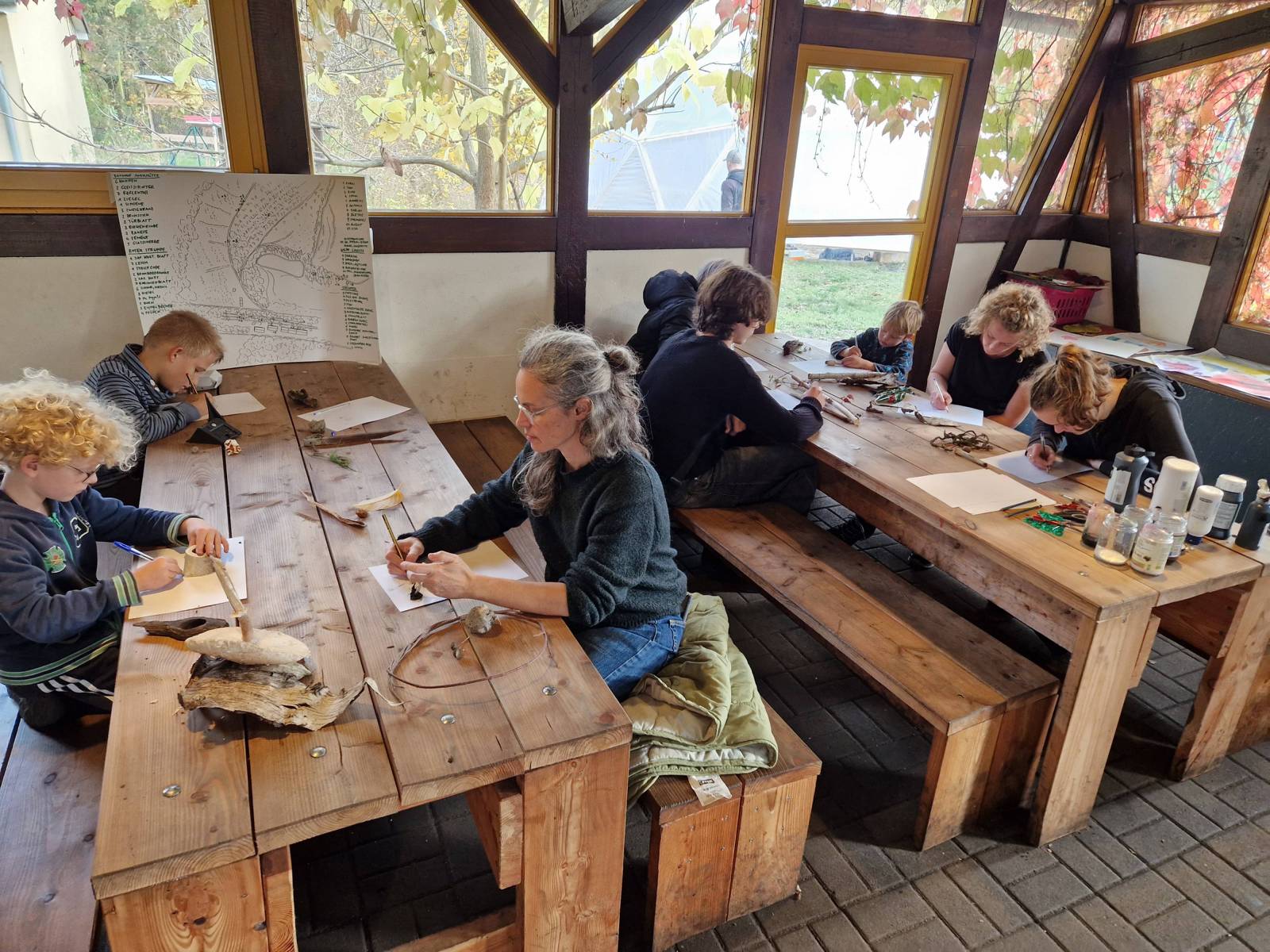 Kreative Kinder am Tisch